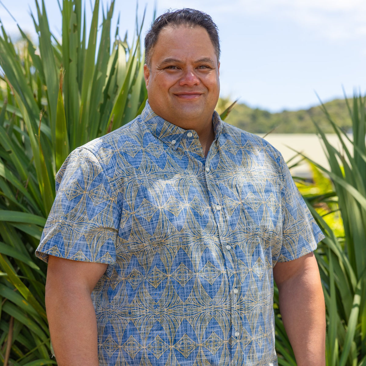 Orokohanga Kiwi Classic men’s short sleeve shirt in subtly tones of blue and gold with original Māori-inspired New Zealand artist print by Kaleo Designs