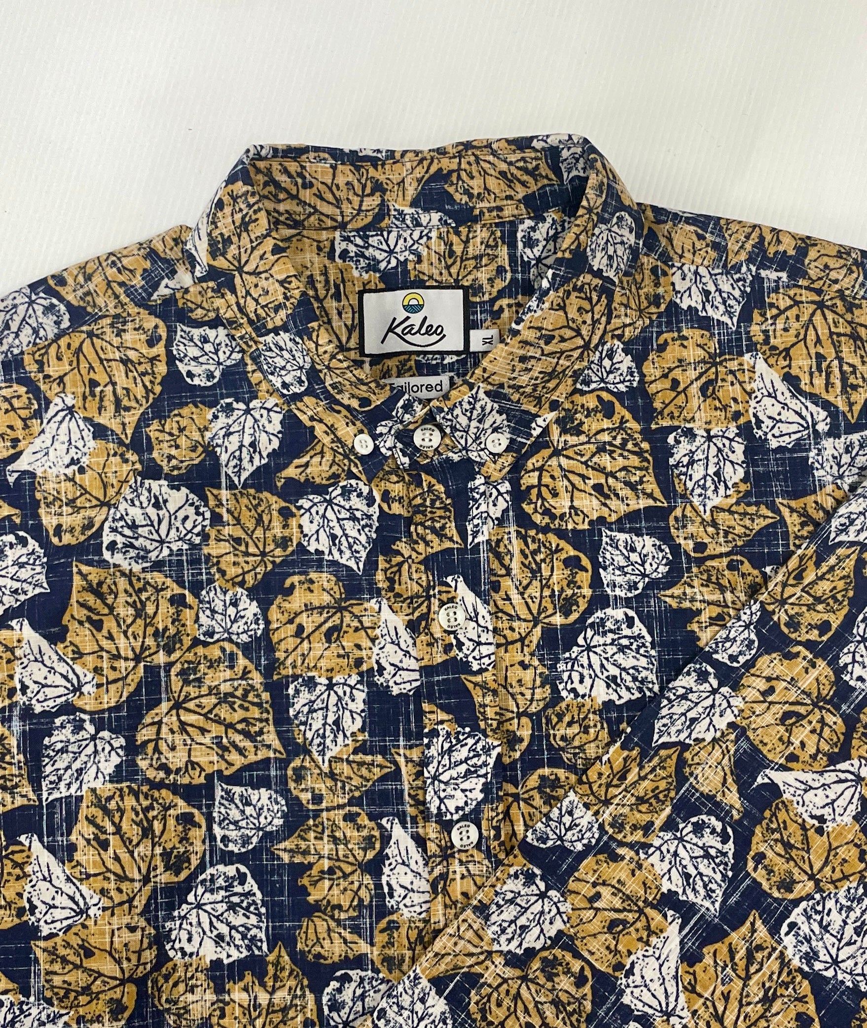 Men’s Kawakawa Kiwi Classic long sleeve shirt featuring NZ native kawakawa leaf print – stylish and breathable men’s shirt by Kaleo