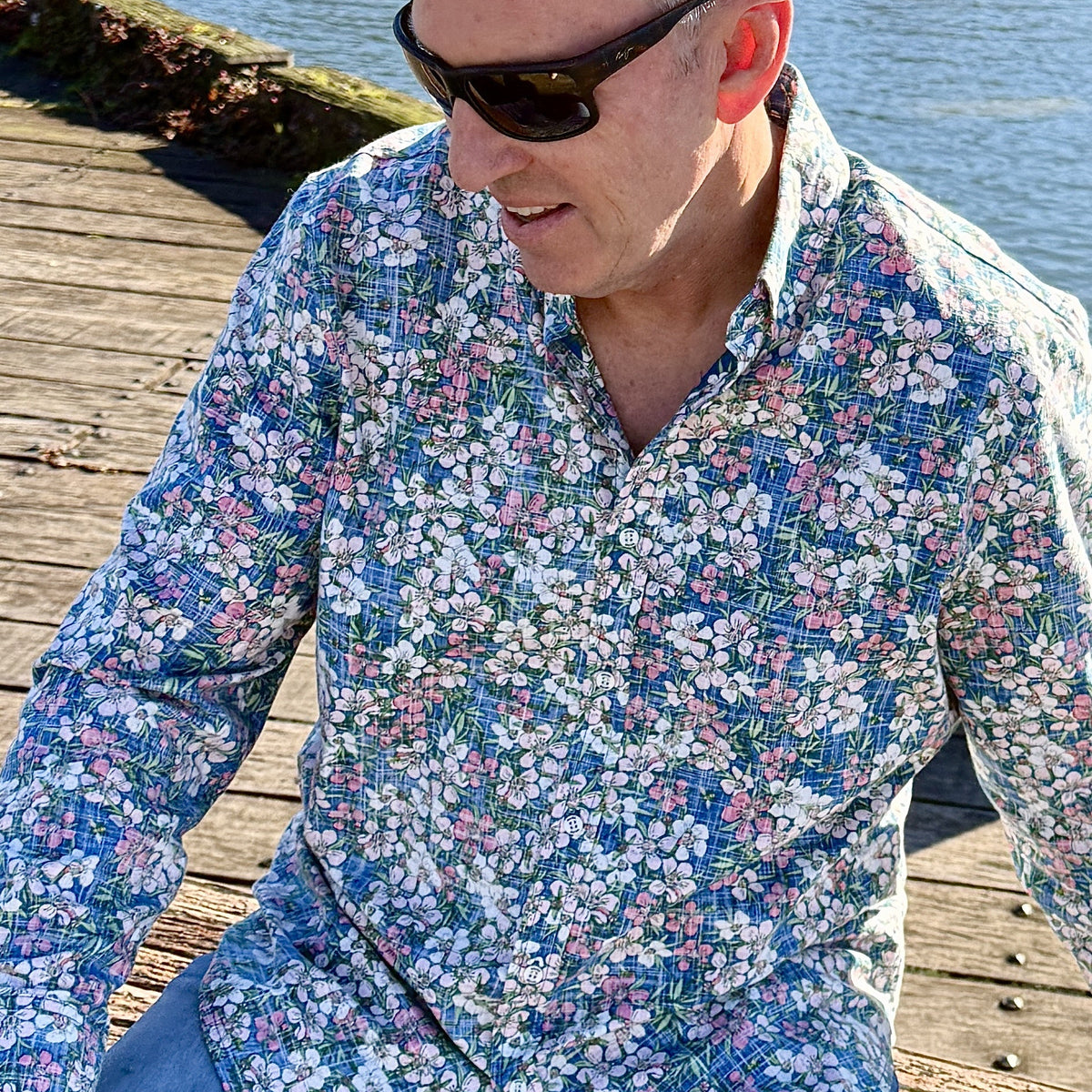 Men’s long sleeve shirt New Zealand – Kiwi Classic style with Manuka flower print, wrinkle-free smart casual menswear by Kaleo
