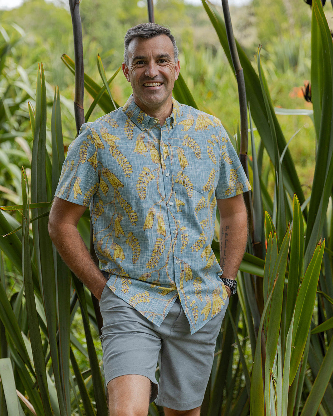 Men’s short sleeve shirt New Zealand – Kiwi Classic with Kōwhai flower print, NZ-designed smart casual menswear by Kaleo (premium, easy-care)
