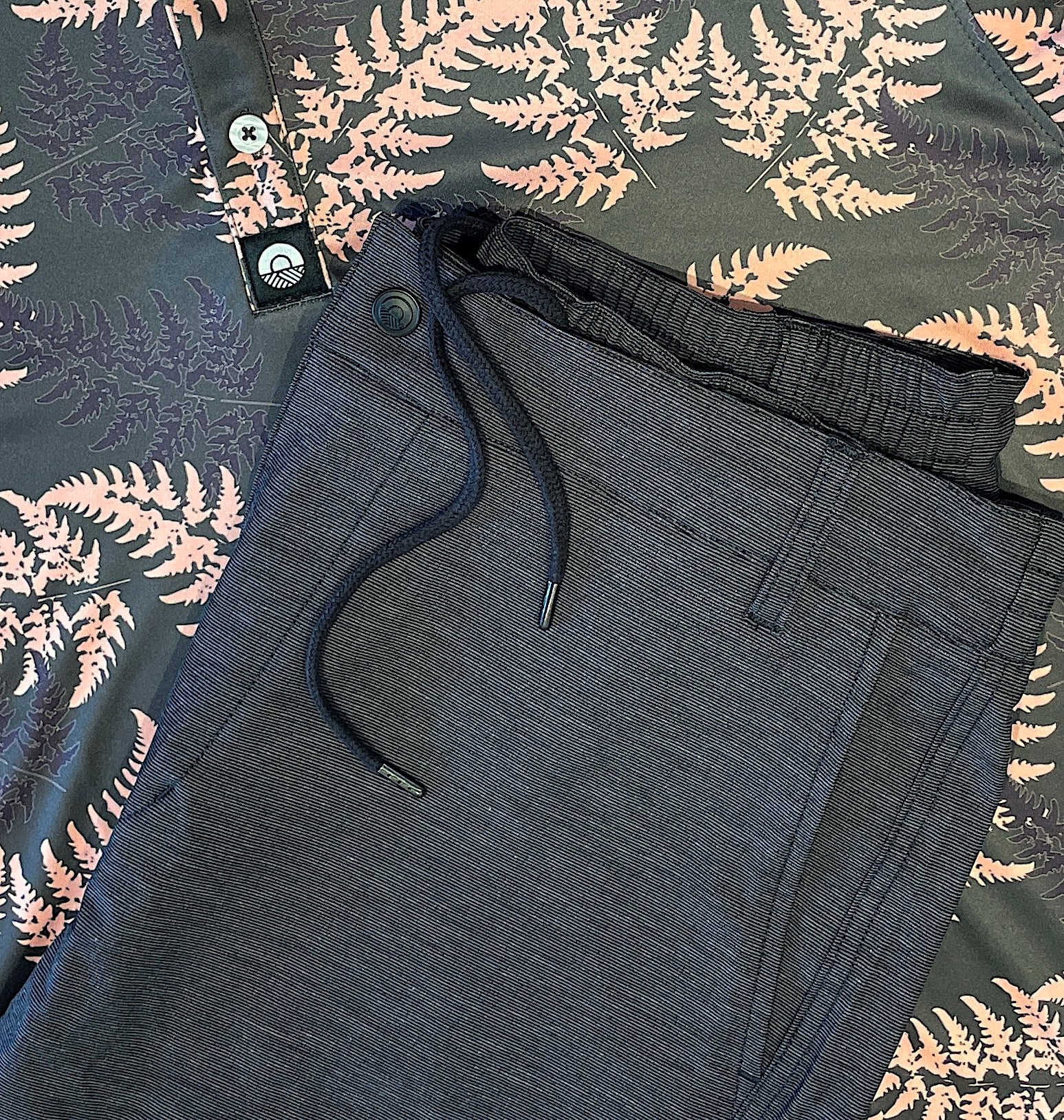 Men’s charcoal chino shorts with 4-way stretch. Comfortable slim-fit shorts designed for summer, casual wear, and travel in New Zealand.