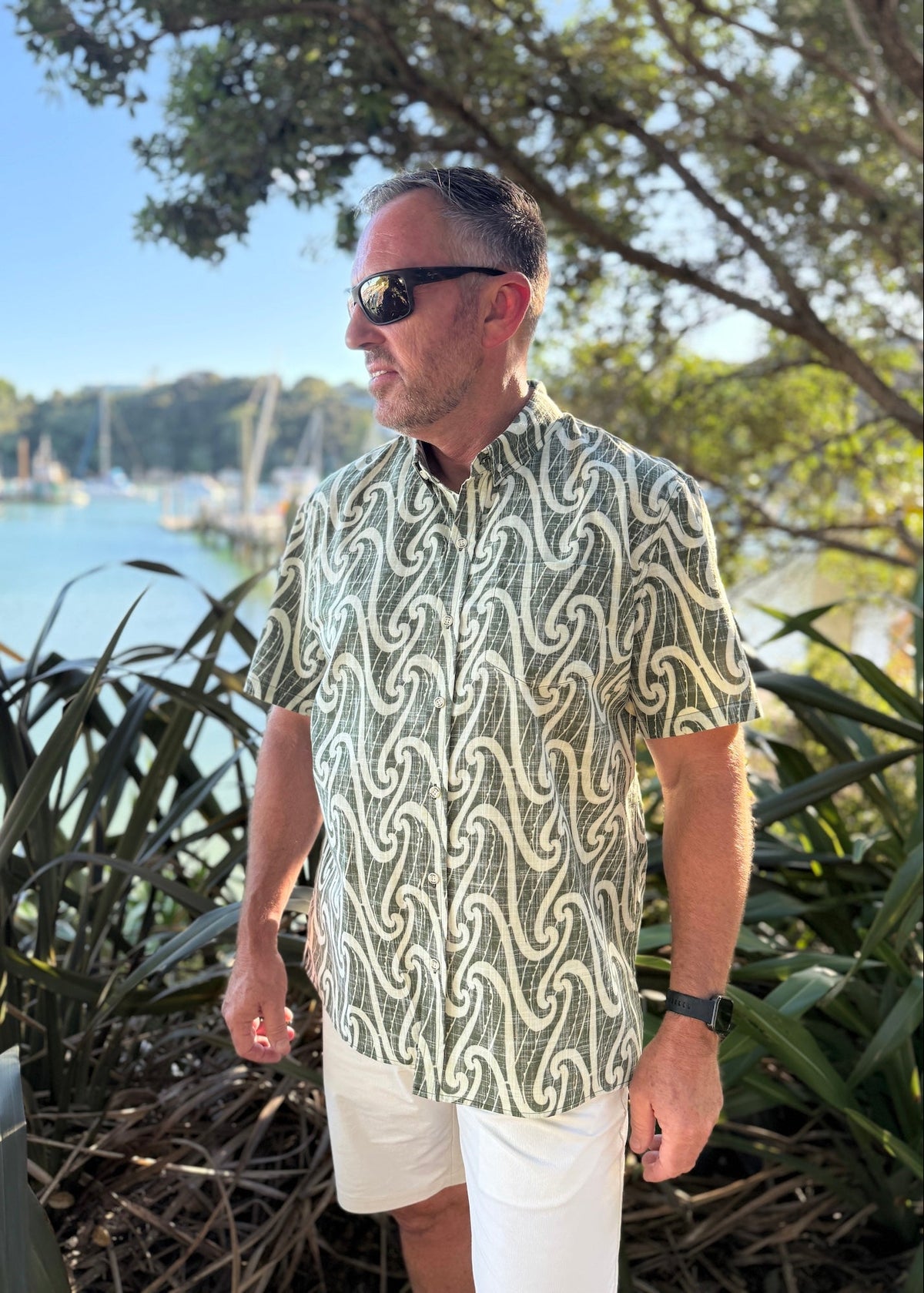 Pūhoro Kiwi Classic men's short sleeve shirt in olive green and tan colours featuring original  Māori artwork by NZ artist Mikaere Henderson
