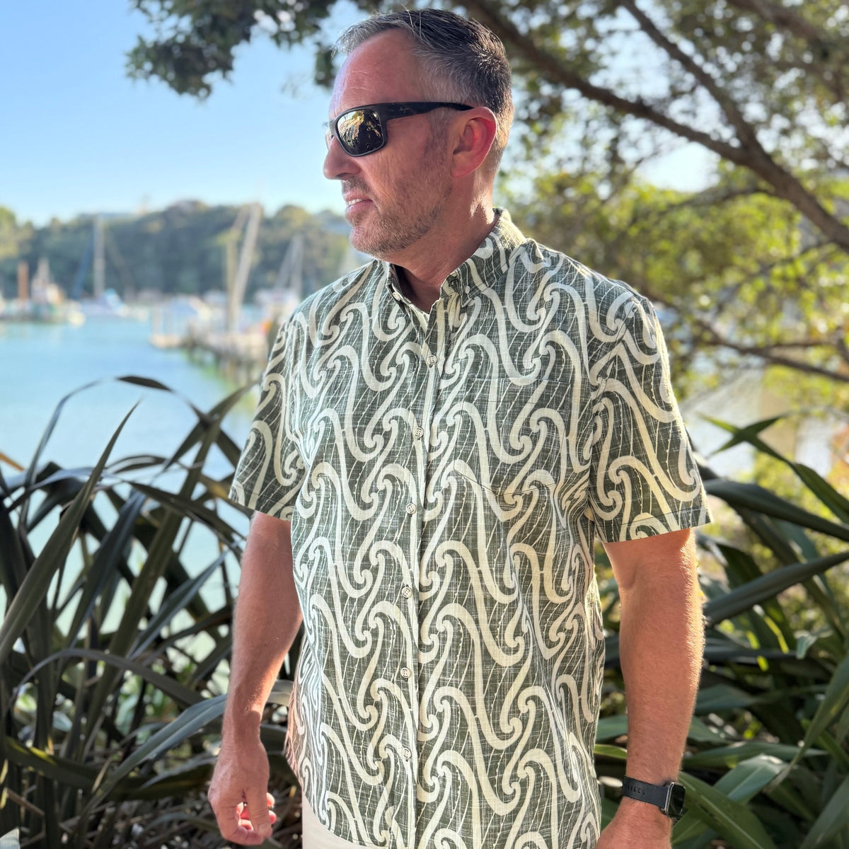 Pūhoro Kiwi Classic Mens Short Sleeve Shirt.