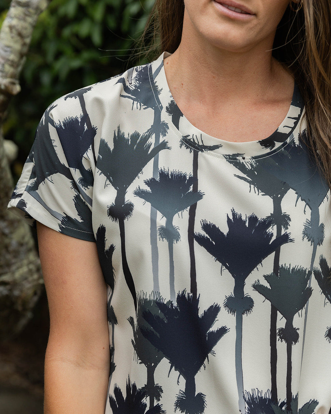 Women’s top New Zealand – Nikau palm print design, NZ-designed wearable art by Kaleo. Comfortable, travel-friendly women’s clothing with Kiwi style