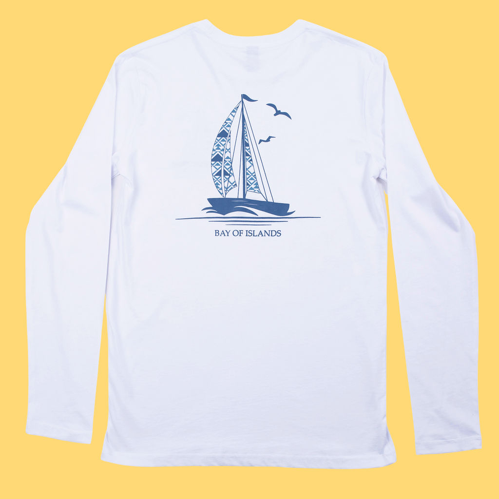 Kaleo Sailing Bay of Islands Long Sleeve Men’s Tee in white, featuring nautical sailboat print with Māori-inspired design, coastal New Zealand casual wear.