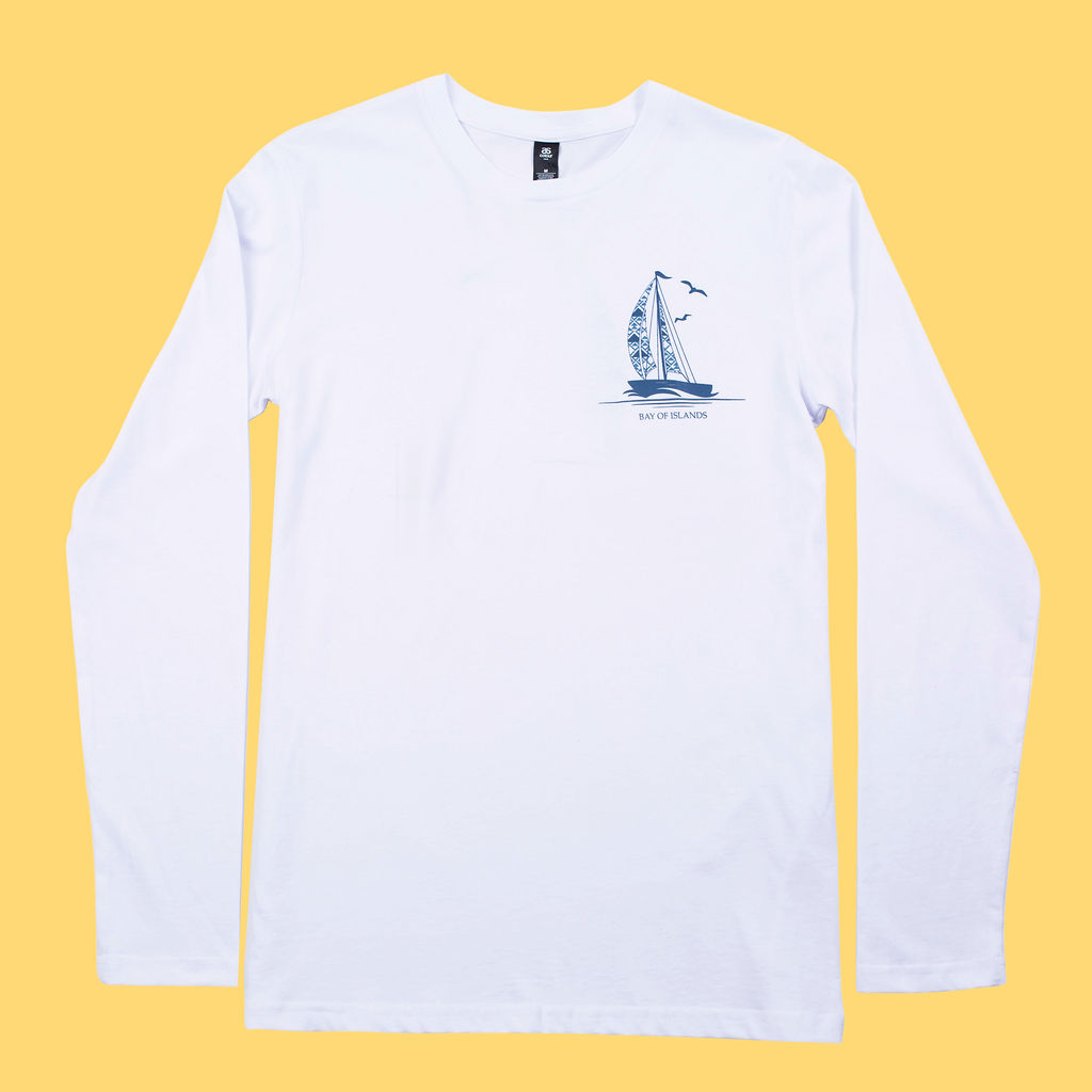 Kaleo Sailing Bay of Islands Long Sleeve Men’s Tee in white, featuring nautical sailboat print with Māori-inspired design, coastal New Zealand casual wear.